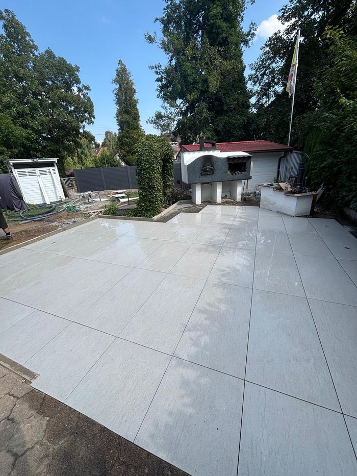 Terrasse aus großformatigen hellen Keramikplatten